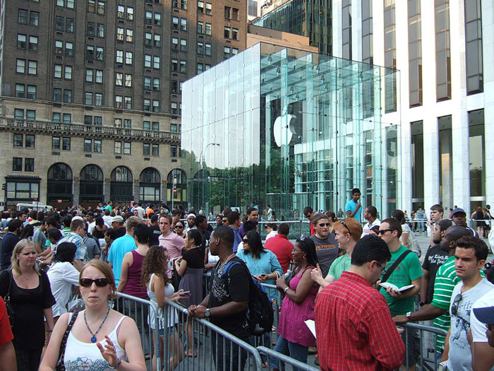 Queue in front of the NYC Apple store